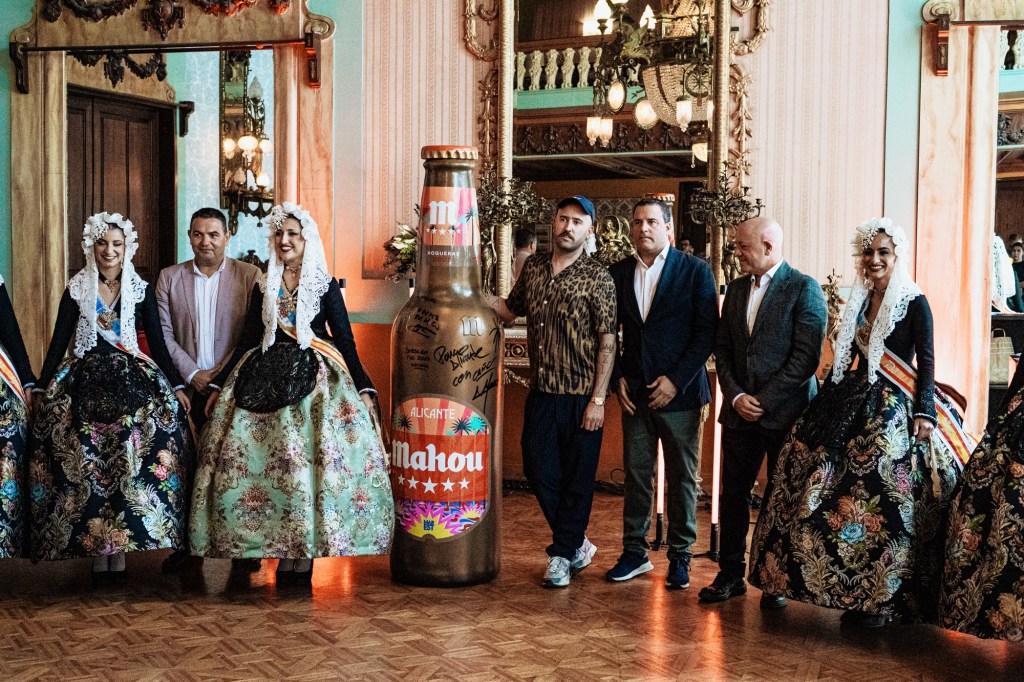 Mahou rinde homenaje a la grandeza de las Hogueras con una Edición Especial&nbsp;creada&nbsp;por&nbsp;Antonyo&nbsp;Marest